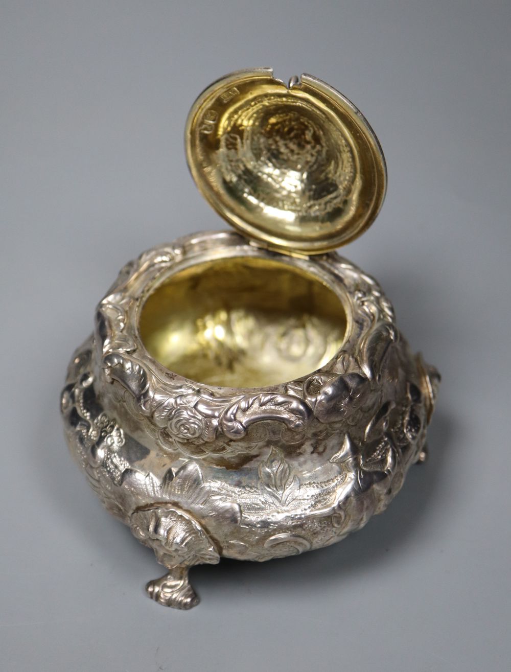 An early Victorian silver chinoiserie decorated mustard pot, IMW, London, 1843, height 10cm, gross 7.5oz(a.f.).